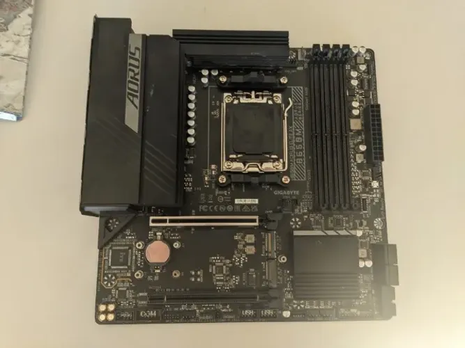 placa mae gigabyte b650m aorus elite ax am5 DDR5