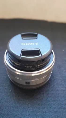 Lente Sony 16mm f/2.8 Pancake E-Mount (SEL16F28) + Filtro UV + Caixa - IMPECÁVEL