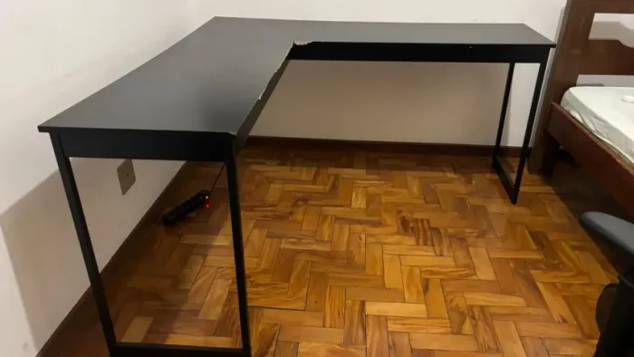 Mesa de escritório em L preta + brinde!