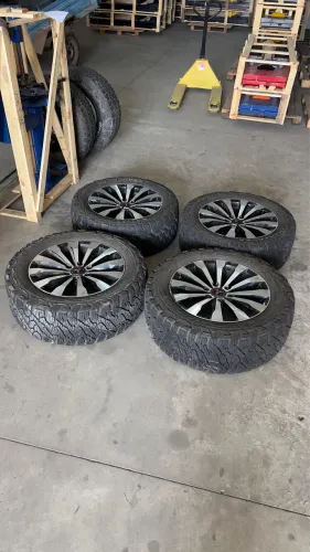 Jogo de rodas Pajero Full com 04 rodas aro 20 com 6 furos com pneus seminovos 275/55-20