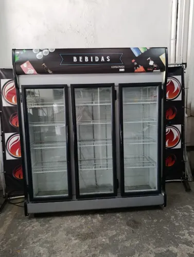 Geladeira expositora 3 portas industrial 220 volts marca CONSERVEX <br>( Usada )