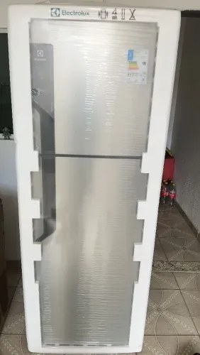 Geladeira Electrolux e micro-ondas Electrolux na caixa do jeito que saiu da loja $4.000,00