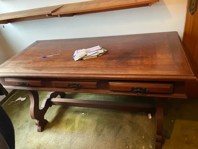 Mesa e cadeira de escritório Família vende 