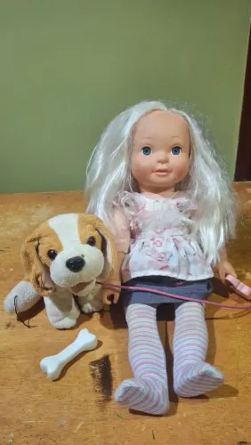 Boneca com cachorrinho de pelúcia 
