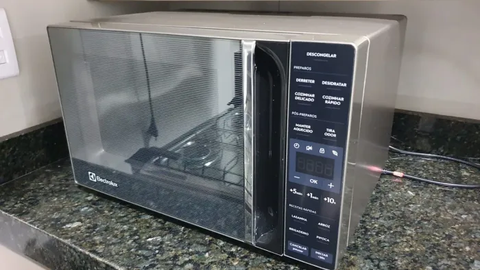 Micro-ondas Electrolux 23L Inox Efficient com Descongelamento Assistido 220v ME23S