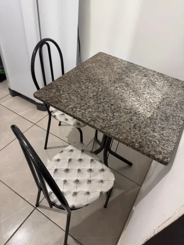 Mesa de granito c/ 4 cadeiras
