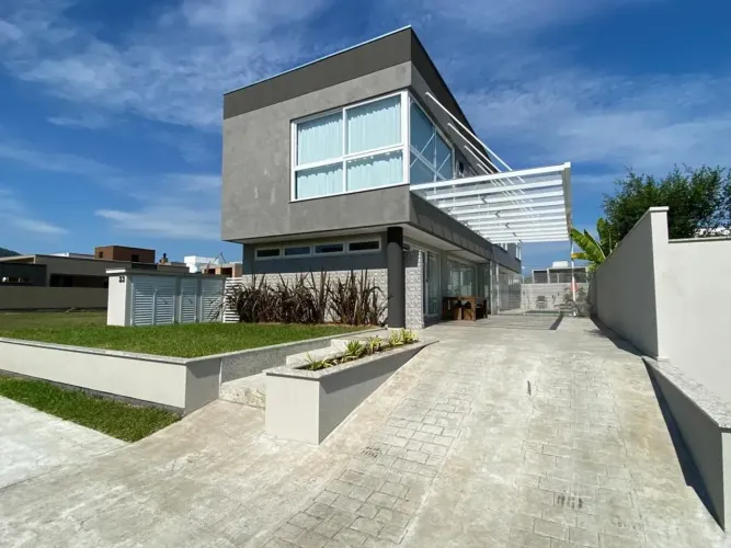 Imóvel para aluguel possui 233 metros quadrados com 3 quartos em Santa Regina - Camboriú -