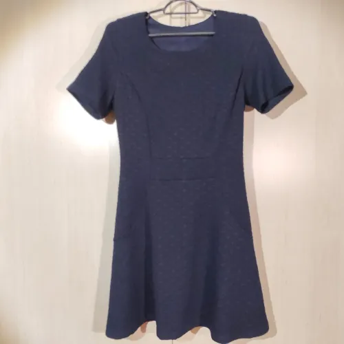 Vestido curto texturizado azul marinho manga curta