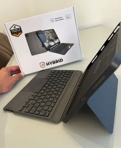 Capa para iPad de 10.9" e 11" com Teclado Bluetooth, Touchpad, ABNT2, Suporte para Caneta 