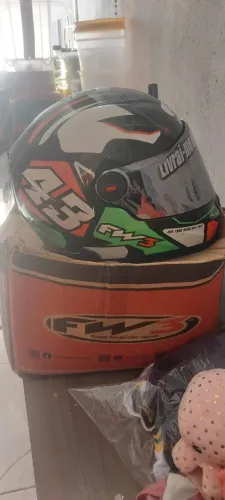 Capacete fw3 gtx 43. Com óculos e três viseira 1 prata e 2 cristal. Narigueira.