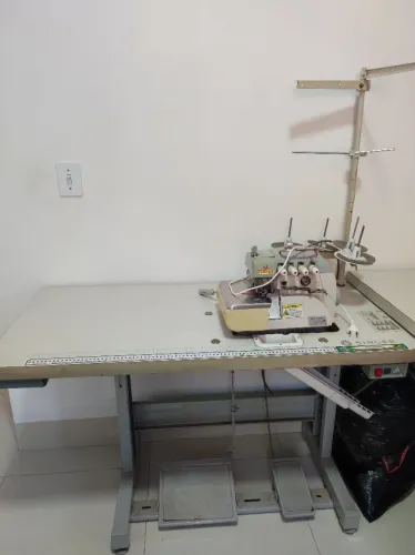 Máquinas de costura overclock e reta