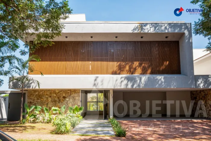 Espetacular casa nova em 3 pavimentos no condomínio de alto padrão Reserva do Vale em Uber