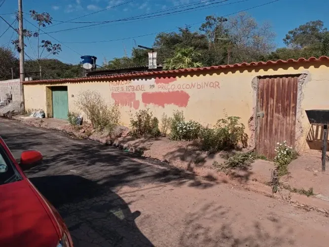 DUAS CASAS À VENDA - COM ÁGUA NOS FUNDOS
