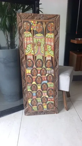 Quadro Artesanal em Madeira Entalhada e Pintada à Mão