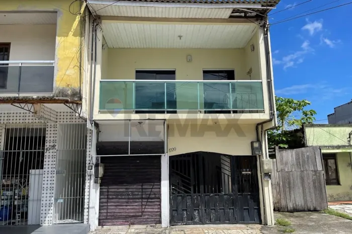 Casa com ponto comercial e terreno amplo à venda em Icoaraci (PA)