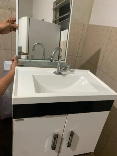 Armário com pia e espelho