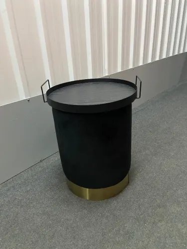 ELEGANTE PUFF EM VELUDO PRETO COM BASE EM OURO VELHO + LINDA BANDEJA PARA SERVIR PRETA 