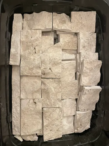 Caixa 50l com pedaços de Mármore Travertino Nacional Rock Face 