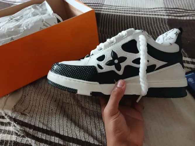 Tenis Louis vuitton LV skate preto e branco, tamanho 37/38,confortável e novo, nunca usado