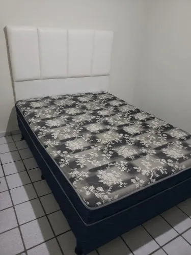 Cama Box de casal acoplada c/ cabeceira almofadada