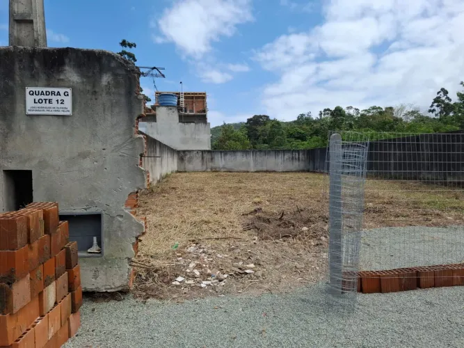 Vendo terreno de esquina com boa localização.