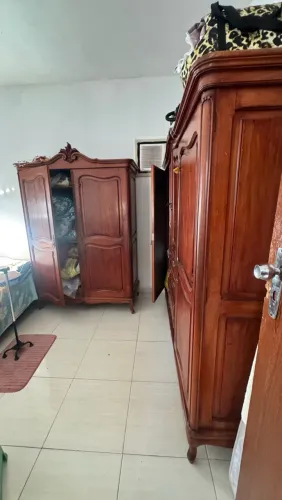 -SE: 2 GUARDA-ROUPAS ANTIGOS EM MADEIRA DE LEI