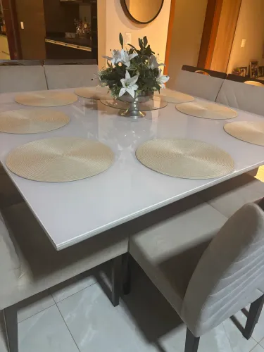 Mesa de jantar com 8 cadeiras