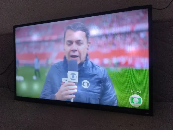 Vendo Tv Pra sair rápido alguns detalhes.