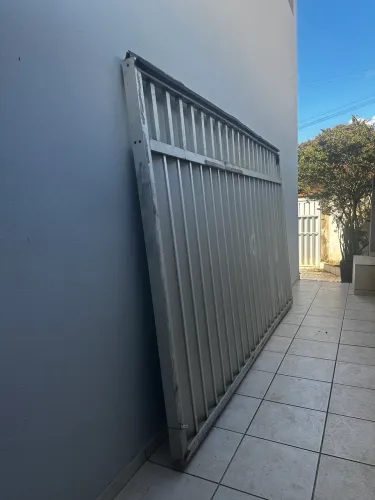 Portão de garagem em alumínio