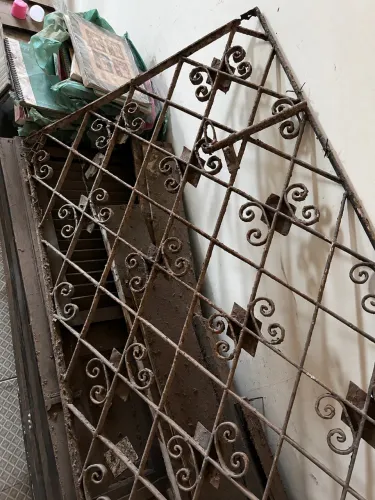Grade de Ferro com Detalhes Artesanais - Para Restauração