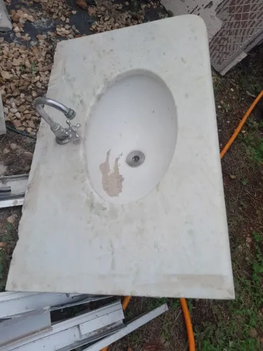 Pias de mármore com Cuba Deca e torneira