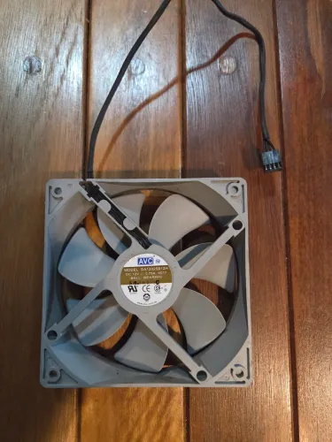 Ventoinha (cooler) para gabinetes de computador da marca AVC, modelo DA12025B12H