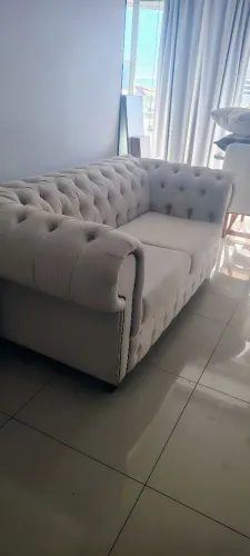 Sofá Chesterfield em Linho - 2 Lugares