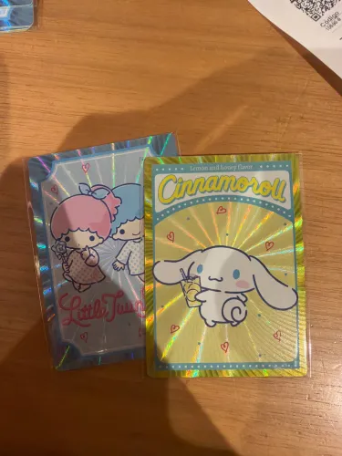Card limitado album hello kitty and friends - gêmeos e cinnamon roll