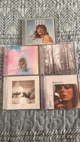 Vendo lote com 5 CDs da Taylor Swift = R$230