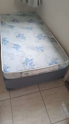 Vendo cama+colchão D20 de solteiro semi-novos