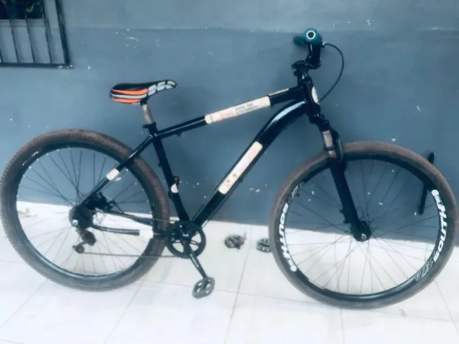 Vendo bicicleta Aro 29 precisa de alguns reparos tem central novo pé de vela novo