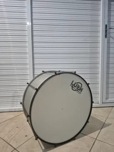 OPORTUNIDADE - Bumbo de fanfarra Luen Original - 22" (56cm) 