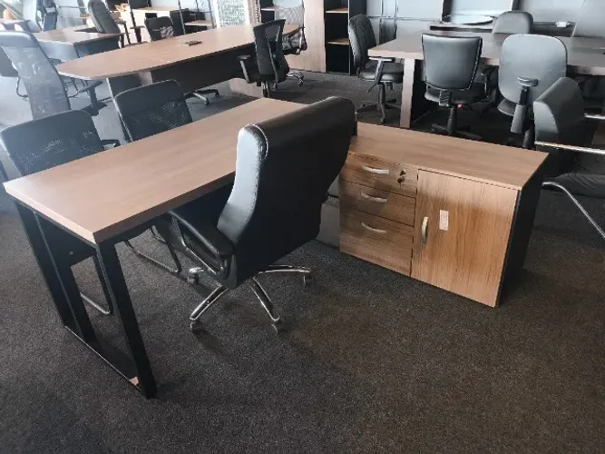 Mesa de Escritório em L com 3 Gavetas 1 Porta e Nichos - 0,77x1,69x1,16cm - OFERTA