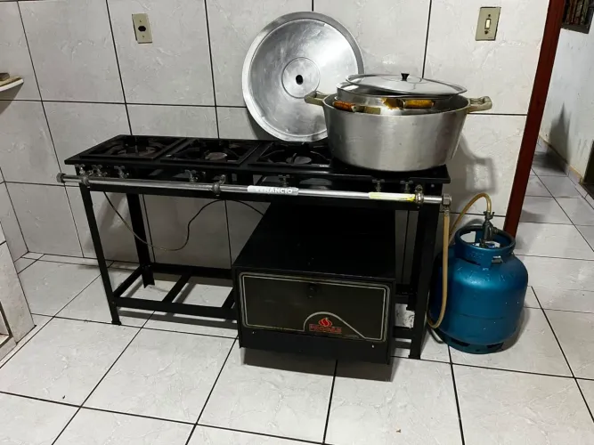 Fogão industrial 4 bocas Venâncio + Forno