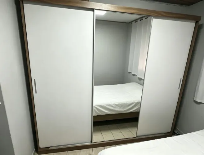 Vendo 2 Guarda roupa