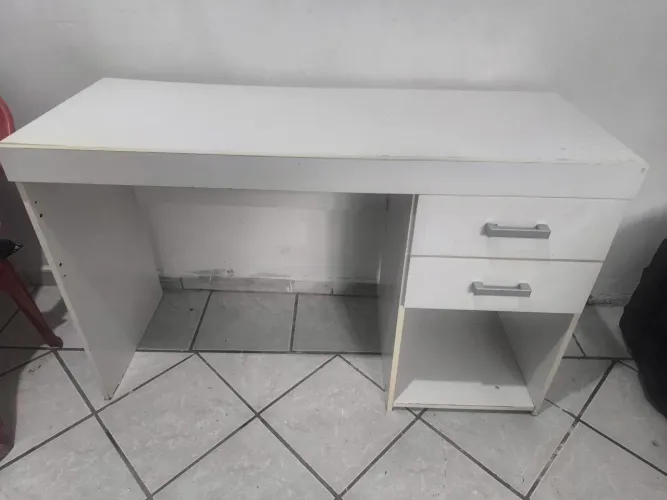 Mesa de escritório compacta com 2 gavetas