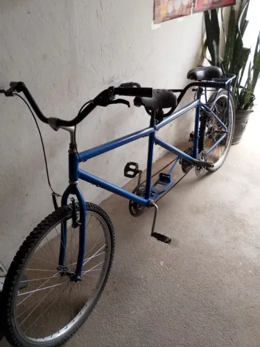 Bicicleta dupla azul reformada