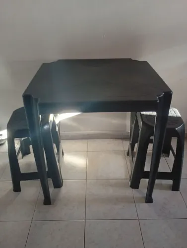 Vendo mesa com banquinhos 