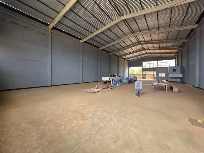 Galpão de Frente para Avenida - 600 m² - Centro