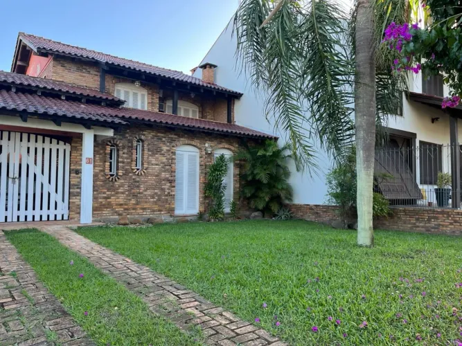 Casa com Piscina e Amplo Quintal no Centro de Gravataí ? 3 Dormitórios e Suíte