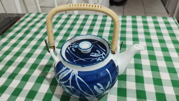 Bule grande azul com estampa de bambu e alça de bambu