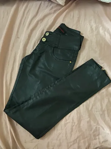 Calça resinada couro 