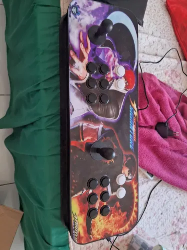 Fliperama portátil com vários jogos, detalhe segundo controle precisa de manutenção.