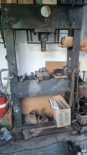 Vendo prensa hidráulica  60 toneladas em perfeito estado